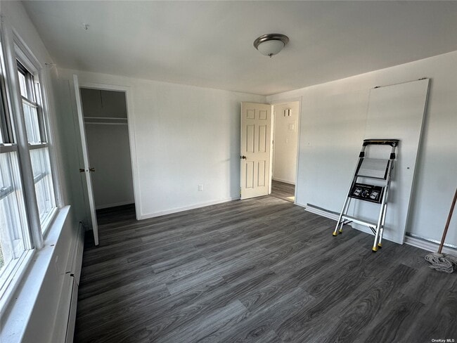 Building Photo - 1322 Commodore Rd