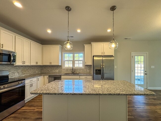 Building Photo - Stunning 4 Bed Home with Fenced Backyard