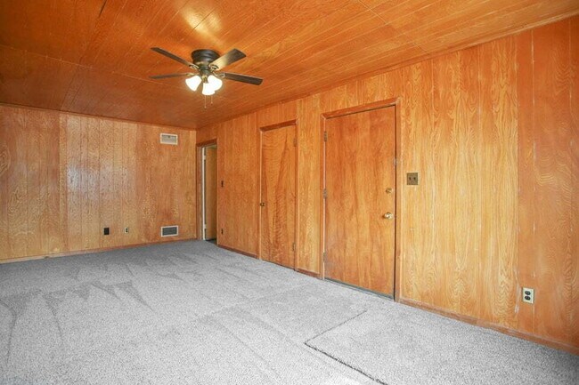 Building Photo - 3/1/1 close to medical and Texas Tech. Neutral colors.. Updated bath