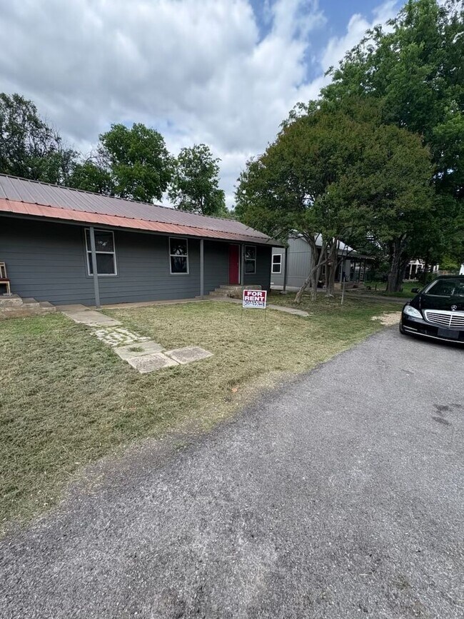 Primary Photo - 510_Three Southsiders_706 -714 S Burleson