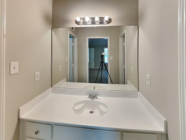 Building Photo - 5913 Sycamore Manor Cove