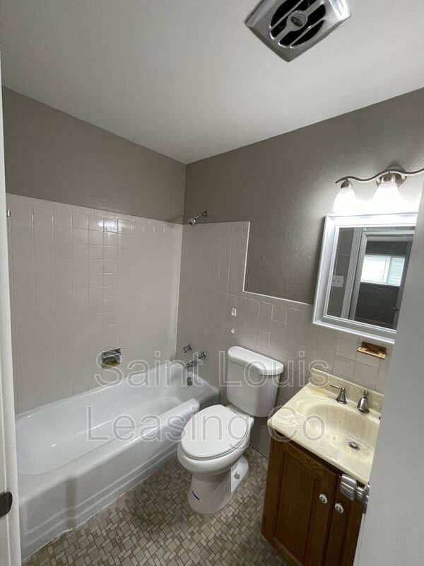 Building Photo - 1265 St Anthony Ln