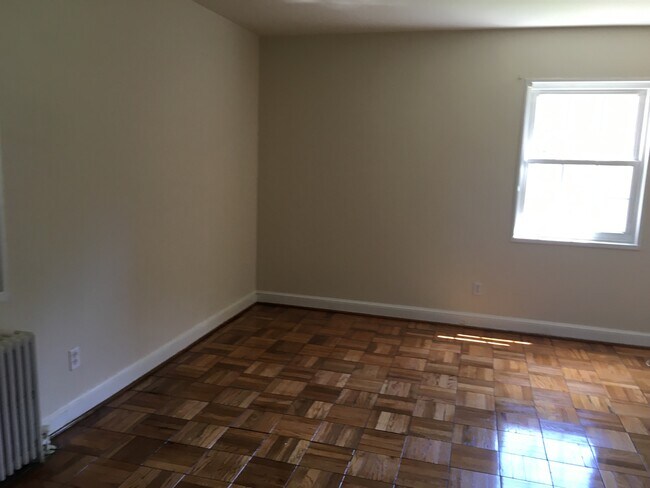 Building Photo - 2104 Hildarose Dr