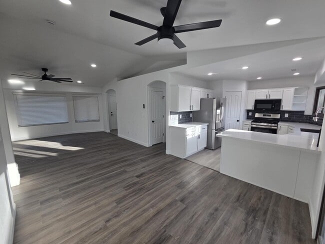 Building Photo - 5143 N Desert Ln