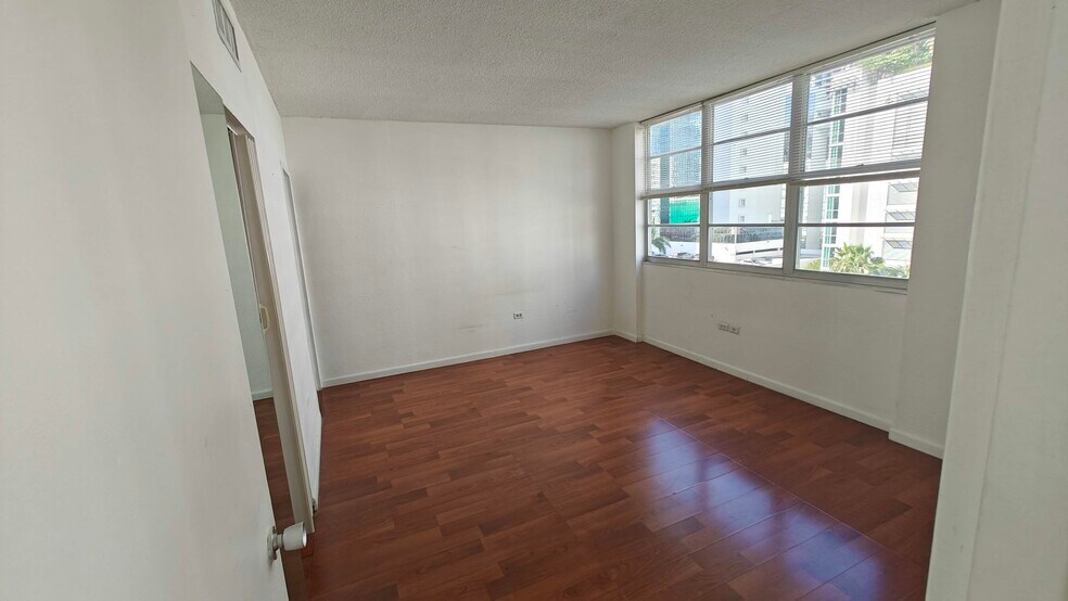 Building Photo - 999 Brickell Bay Dr