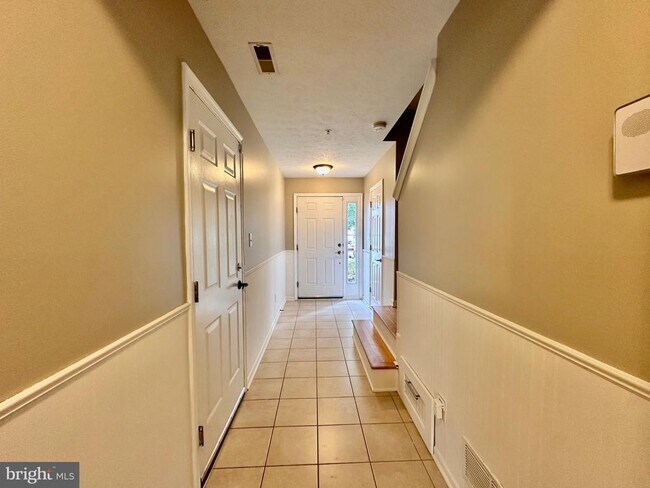 Building Photo - 2107 Mardic Dr
