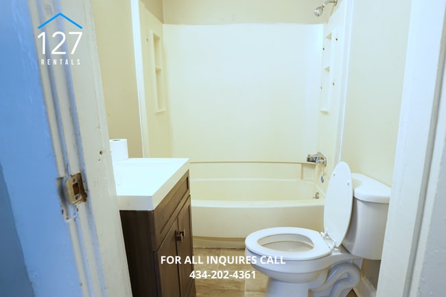 Building Photo - Comfortable 3BR Lynchburg Duplex with Easy Access to City Amenities