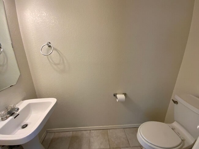 Building Photo - 3 Bedroom Home Available In Gated Communit...