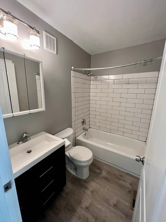 Building Photo - 2754 McCausland Ave