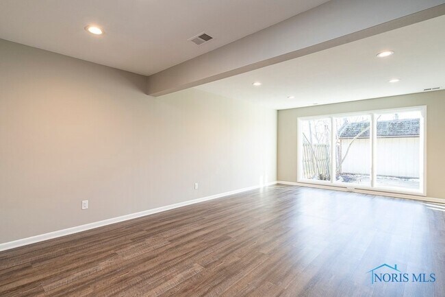 Building Photo - 4045 Hillandale Rd