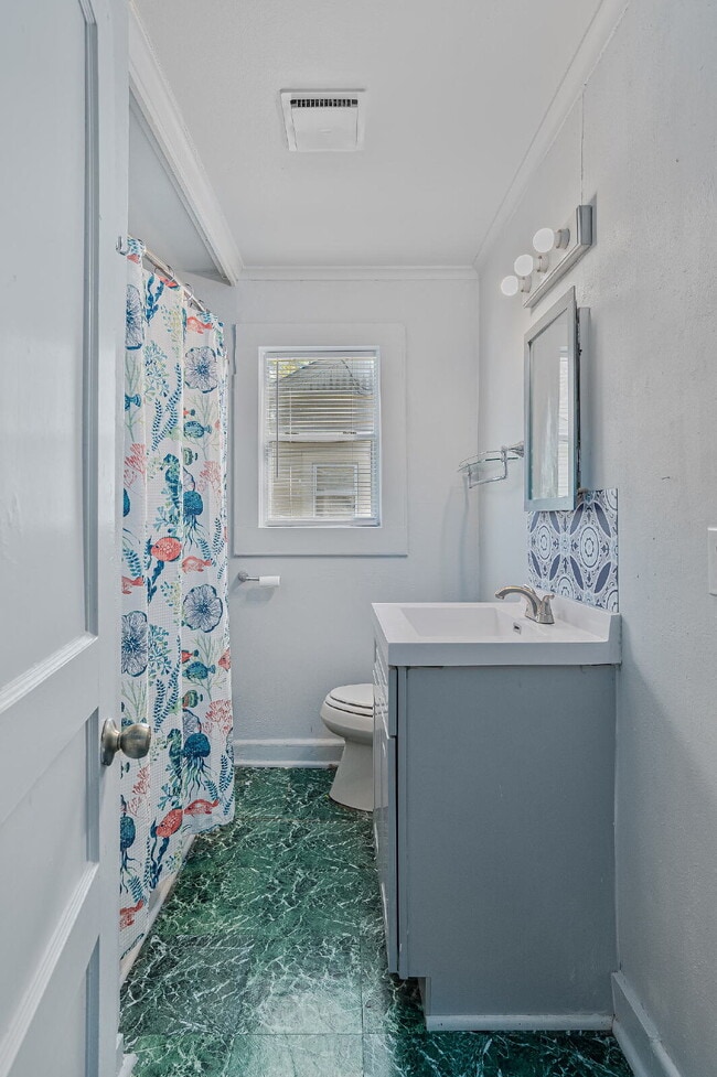 Building Photo - "Charming 2-Bedroom Shreveport Home with Cozy Fireplace & Gleaming Hardwood Floors!"