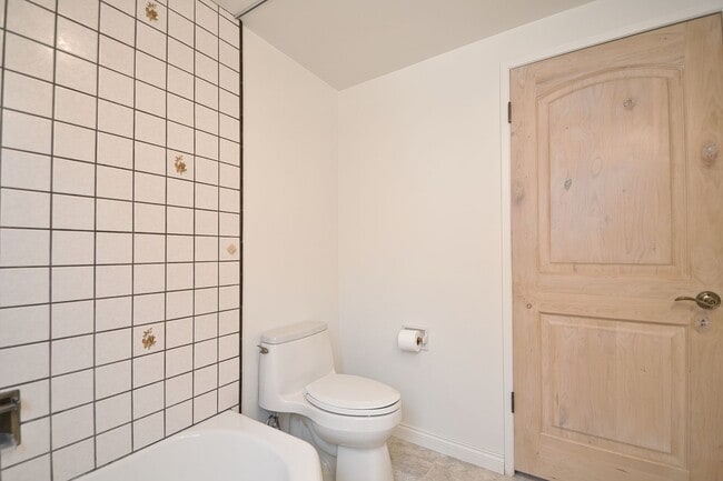 Building Photo - 3 Bedroom 2 Bath Home For Lease