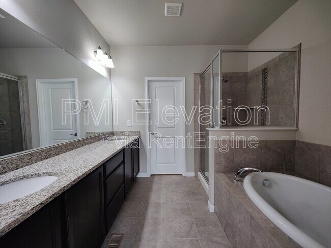 Building Photo - 530 E Dry Creek Pl
