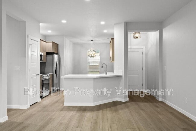 Building Photo - 895 N Aleppo Wy