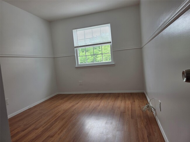 Building Photo - 125 White Plains Rd