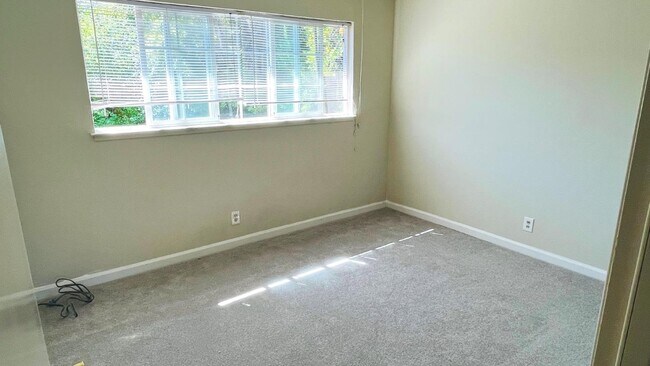 Building Photo - 10460 Davison Ave