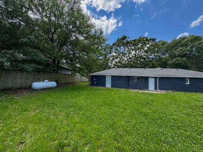 Building Photo - 3 Bed 2 Bath 2 Car Garage in Strafford MO