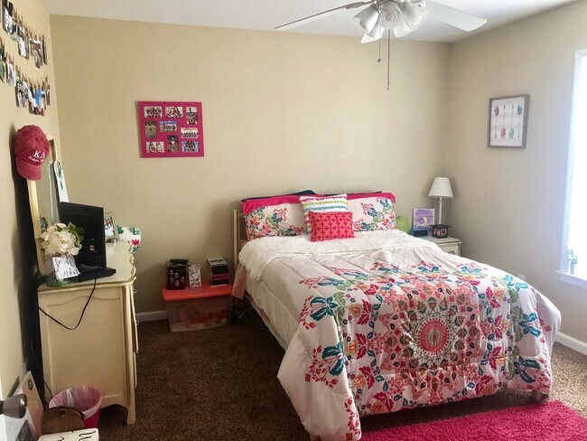 Building Photo - 104 B St