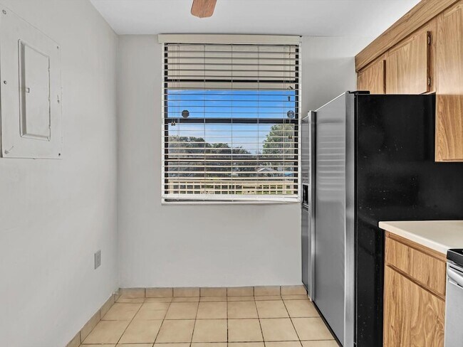 Building Photo - 1711 Whitehall Dr