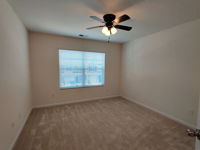 Building Photo - 4 Bedroom, 2.5 Bath Townhome in Savannah Townhomes