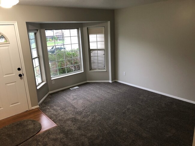 Building Photo - Spacious Sandy Rambler w 2 car attached