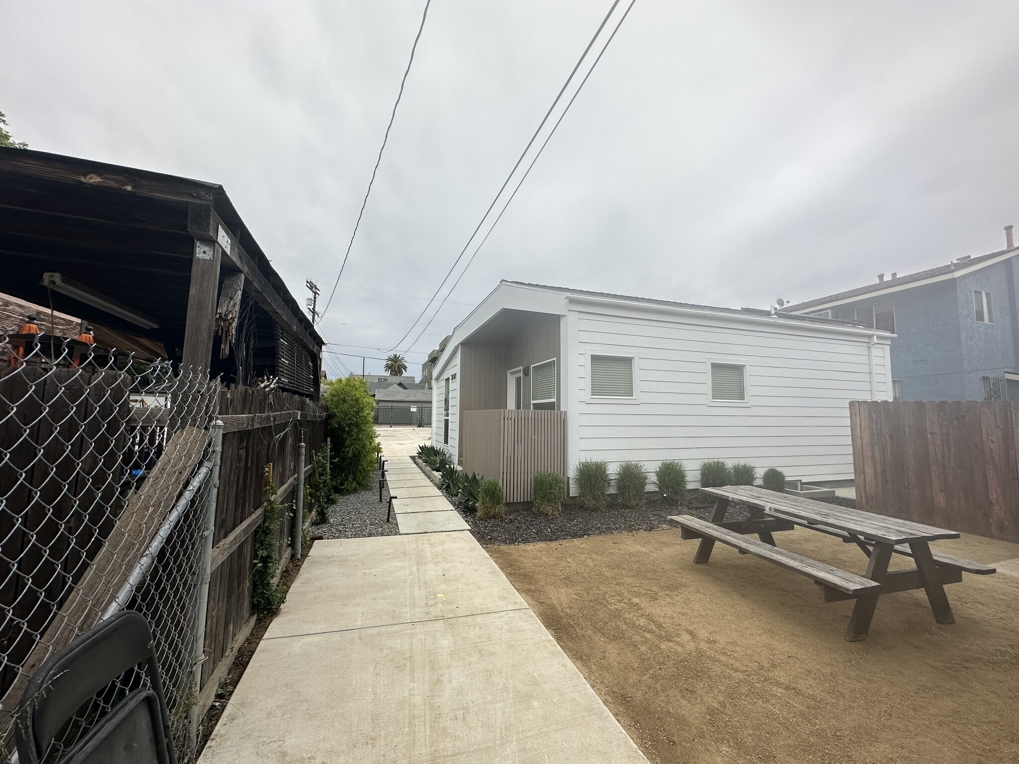 Building Photo - 219 N Ave 54