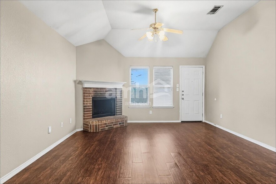 Building Photo - 912 Buffalo Springs Dr