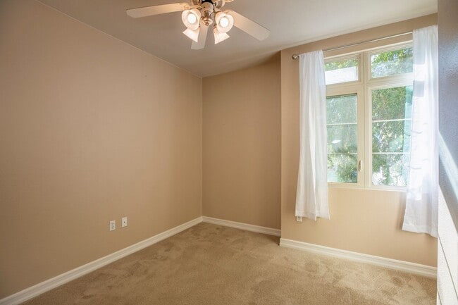 Building Photo - Rare Corner 3BR with Great Natural Light + 2 Parking Spaces