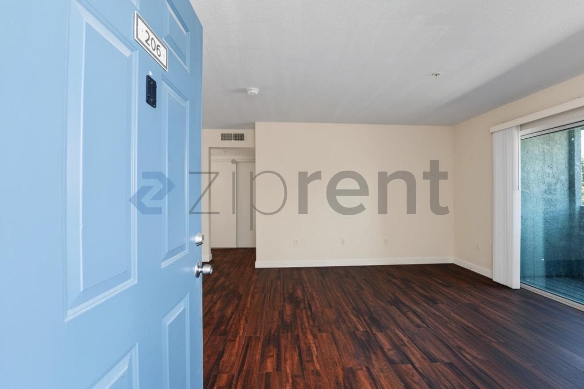 Building Photo - Unit B206