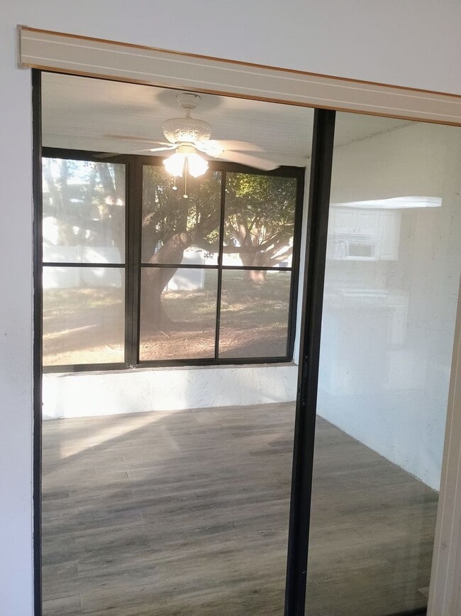 Building Photo - 2 bedroom 2 bathroom home with a screened in porch