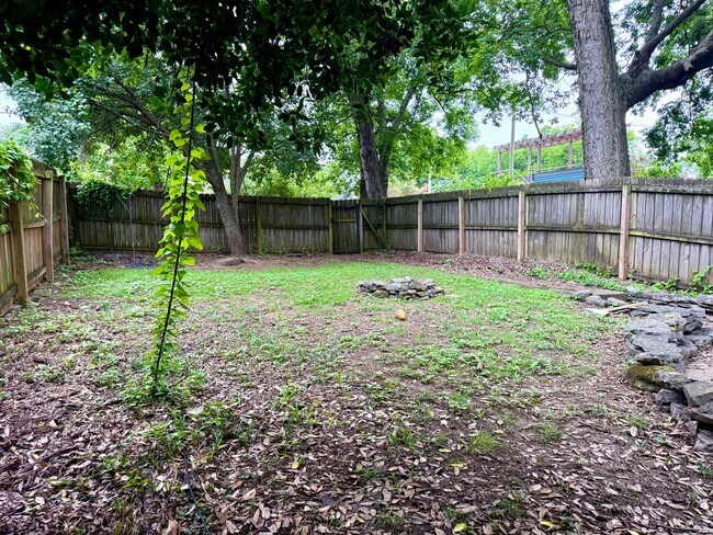 Building Photo - Quaint East Nashville Townhome