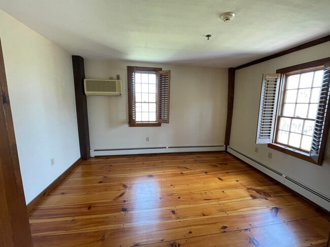 Building Photo - 454 Main St