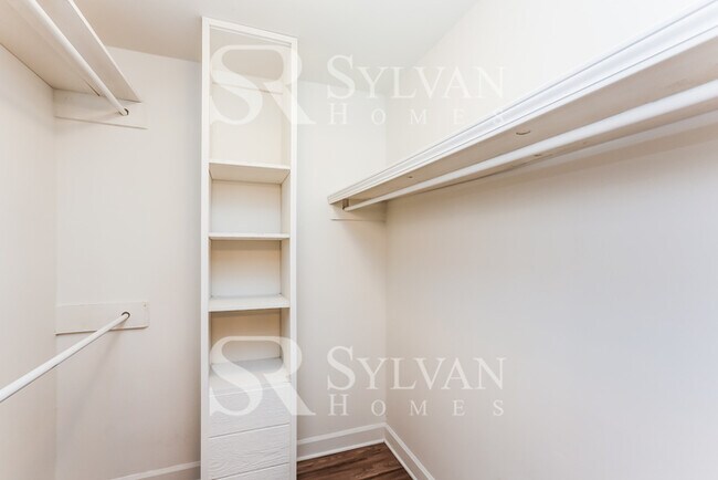 Building Photo - Discover Spacious Comfort & Fun