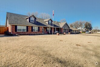 Building Photo - Available mid-August! Amazing mid-town gem...