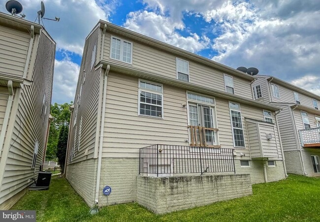 Building Photo - 9910 E Hill Dr