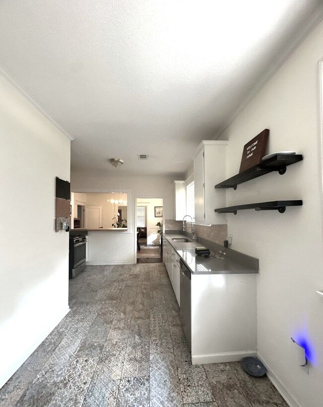 Building Photo - Beautiful 4 Bedroom Home Available