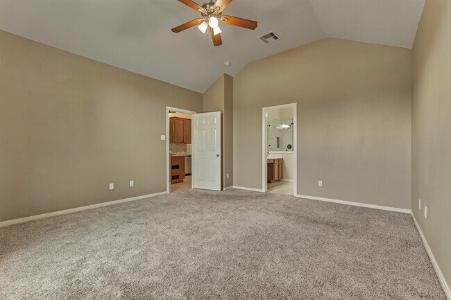 Building Photo - 8007 N Tarrytown Crossing Dr