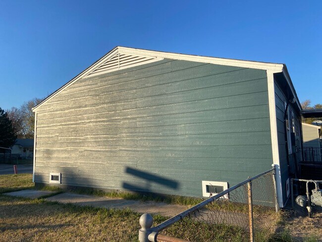 Building Photo - Section 8 Welcome -3 Bed/1 Bath