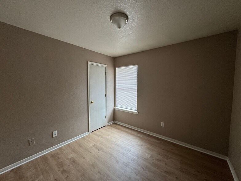 Building Photo - 303 S 42nd St