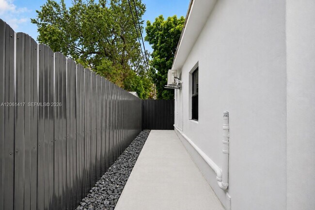 Building Photo - 1011 NW 30th Ct