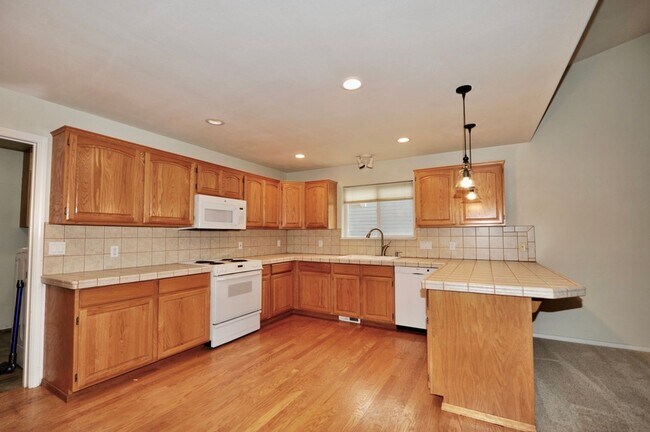 Building Photo - Best Hill Meadows Community- 3 bed 2 bath ...
