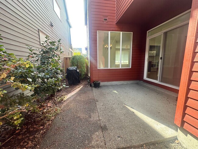 Building Photo - 3 Bedroom Beaverton Home with A/C!