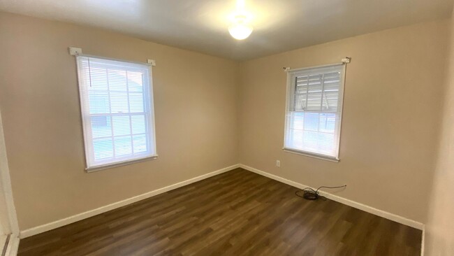 Building Photo - 2 Bedroom, 1 Bath Home w/Garage Available ...
