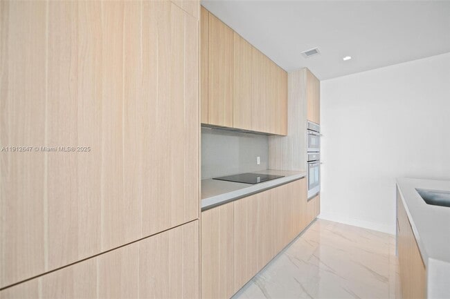 Building Photo - 700 NE 24th St