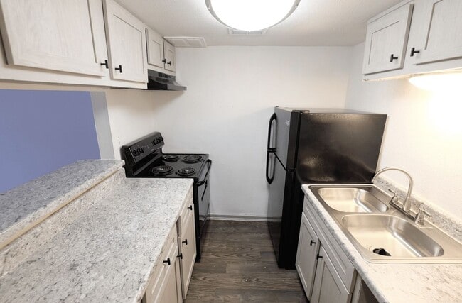 Building Photo - 1124 Rutland Dr