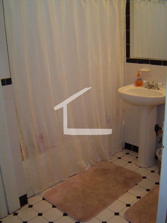 Building Photo - Oak Sq. Area of Brighton. Eat-in Kitchen, Parch, Laundry on a Site