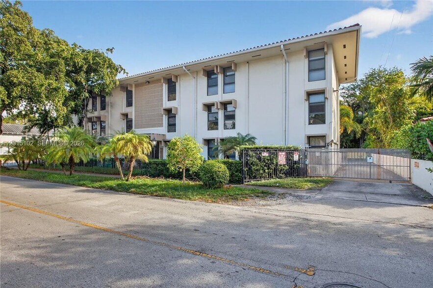 Building Photo - 1600 S Le Jeune Rd