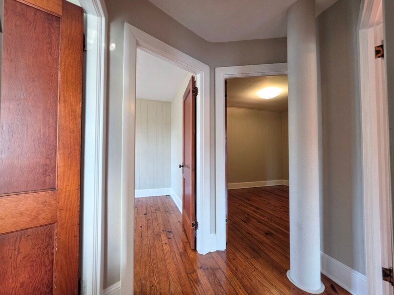 Building Photo - 1042 Martindale Rd