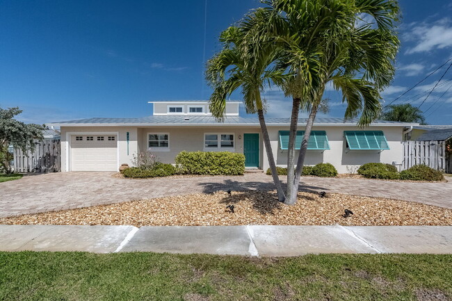 Building Photo - Gorgeous deep water canal front home