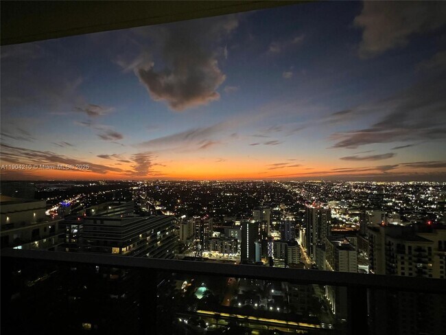 Building Photo - 1000 Brickell Plaza
